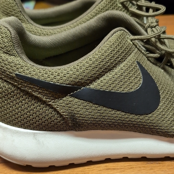 Nike Roshe Runners Green Sneakers - Picture 2 of 9